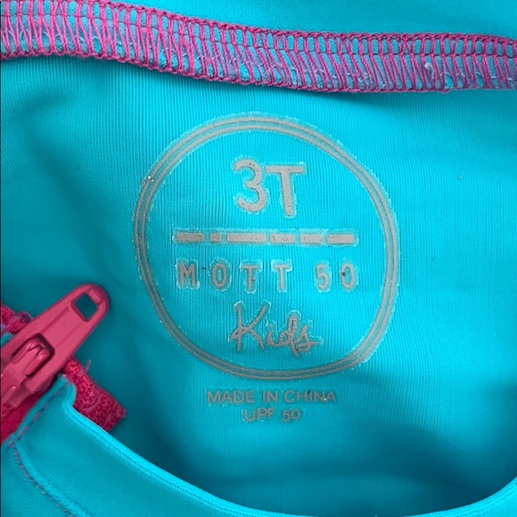 Mott 50 Rashguard - Picture 2 of 5